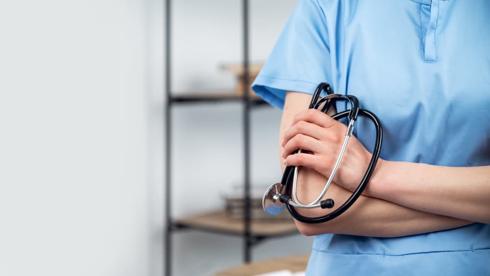 Profesional de salud sosteniendo un estetoscopio